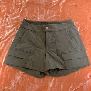 Athleta size 2 khaki green Trekkie cargo shorts